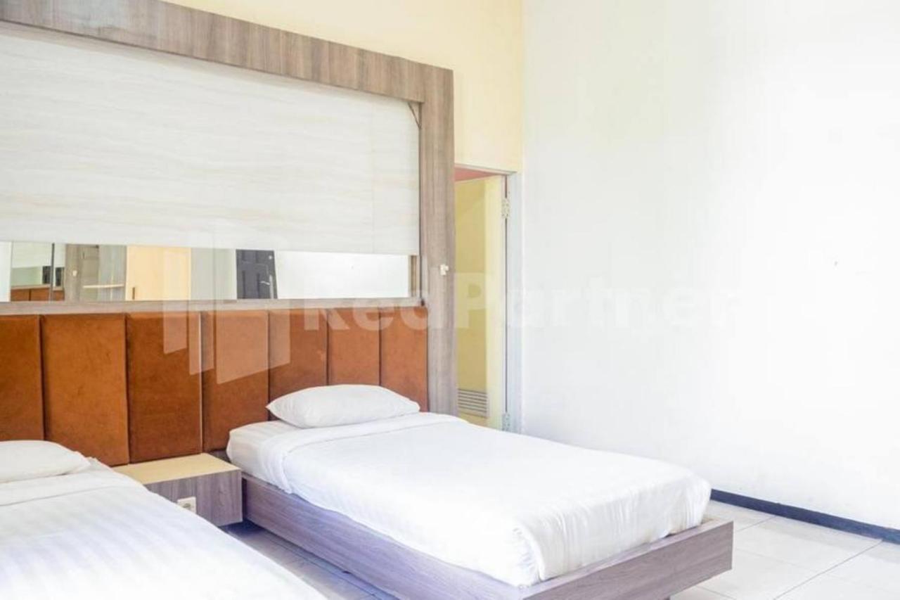 My Hommy Homestay Mitra Reddoorz Surabaya Exterior photo